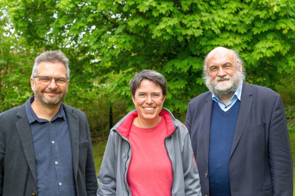 Das Bild zeigt das Projektteam: Herr Prof. Löhr, Frau Zingsheim, Herr Prof. Kronmülller