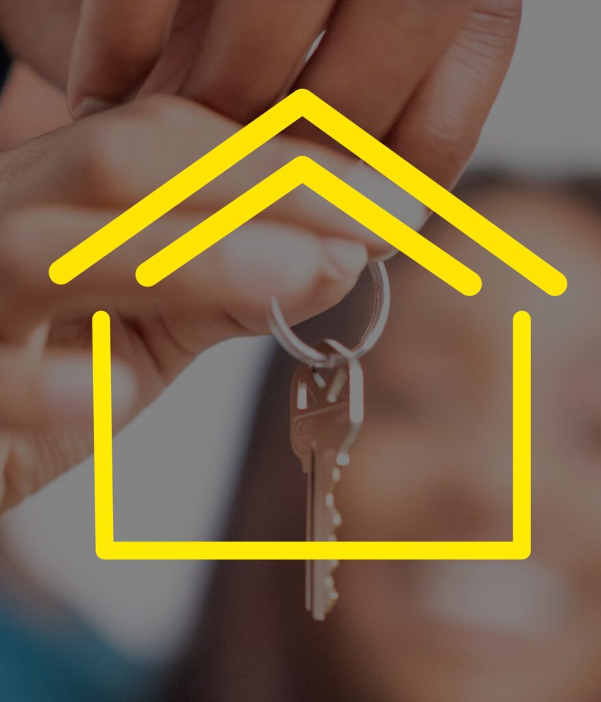 Eine Hand hält einen Hausschlüssel mit einem gelben Hausumriss, der das Bild überlagert, als Symbol für Wohneigentum oder Immobilien.